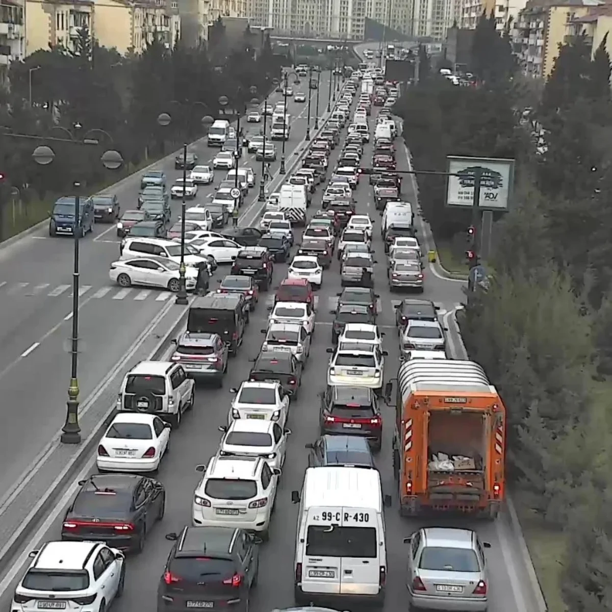 Bakının bir sıra yollarında nəqliyyat vasitələrinin sıxlığı yaranıb