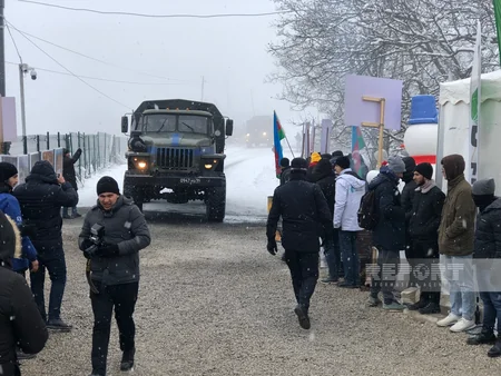 Another supply vehicle of Russian peacekeepers freely move on Khankandi-Lachin road