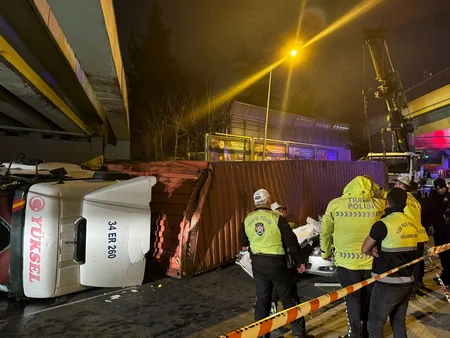 İstanbulda yük maşını avtomobilin üzərinə aşıb, 4 nəfər ölüb