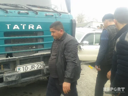 Göyçayda minik avtomobili ilə yük maşını toqquşub, xəsarət alan var - FOTO