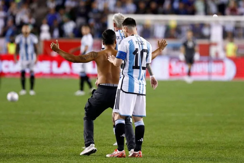Messi azarkeşin kürəyinə imzasını çəkib