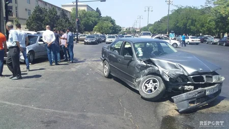 Bakıda qəza zamanı avtomobillərdən biri səkidə dayanmış şəxsə çırpılıb - FOTO