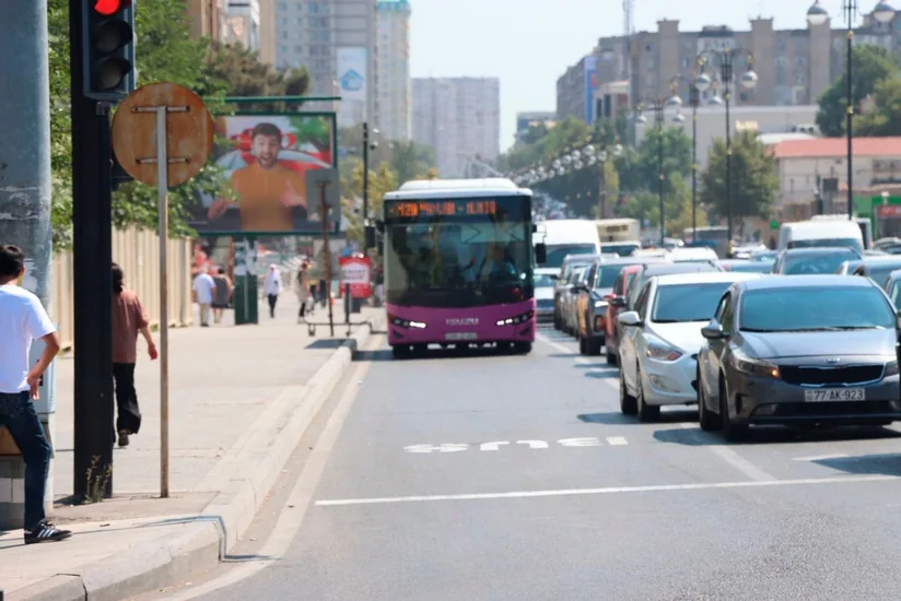 Bakının Şərifzadə küçəsində avtobus zolağında vaxt məhdudiyyəti tətbiq edilib