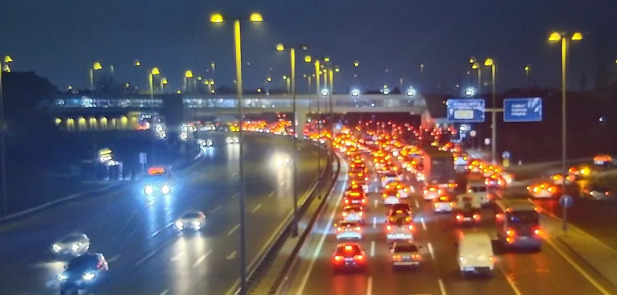 Aeroport şosesində yol qəzası sıxlığa səbəb olub