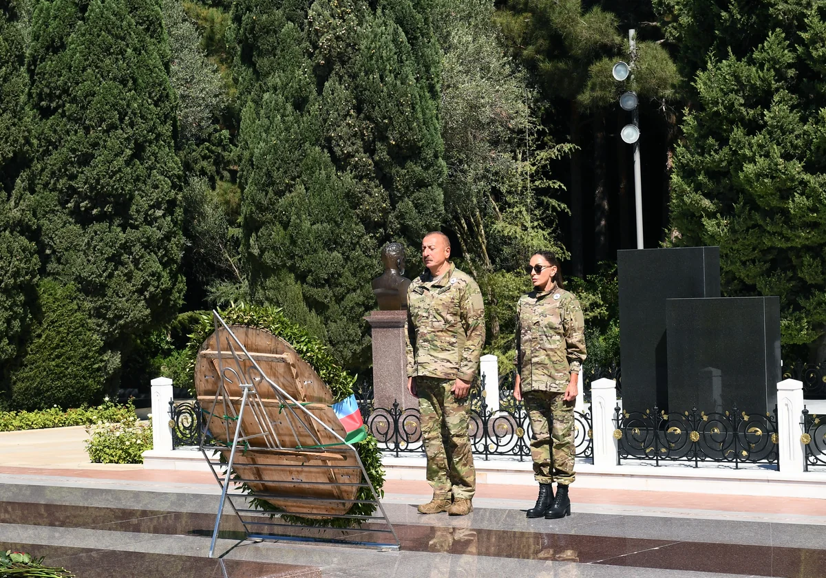 Prezident İlham Əliyev ulu öndər Heydər Əliyevin məzarını ziyarət edib