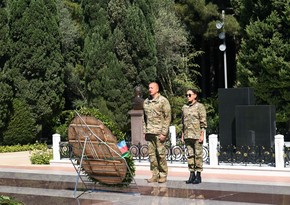President Ilham Aliyev visits grave of national leader Heydar Aliyev
