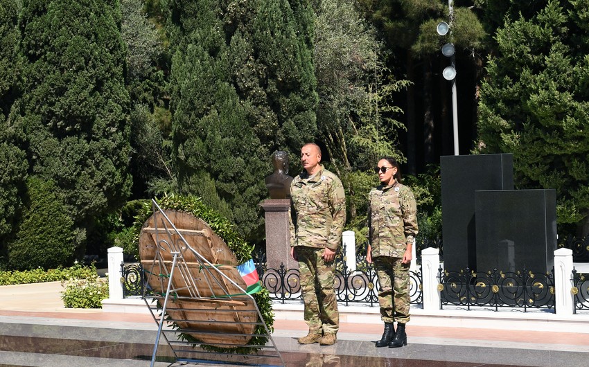 Prezident İlham Əliyev ulu öndər Heydər Əliyevin məzarını ziyarət edib