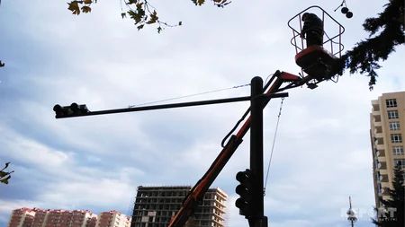 Bakıda tıxac yaradan piyada keçidlərinin qarşısında işıqfor quraşdırılır - FOTO