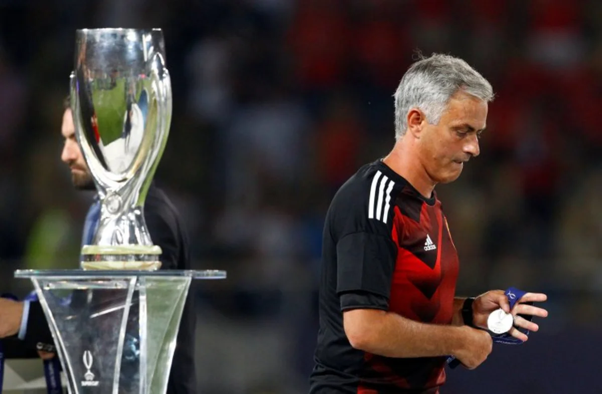 Mourinho gives his UEFA Super Cup medal to a fan - VIDEO