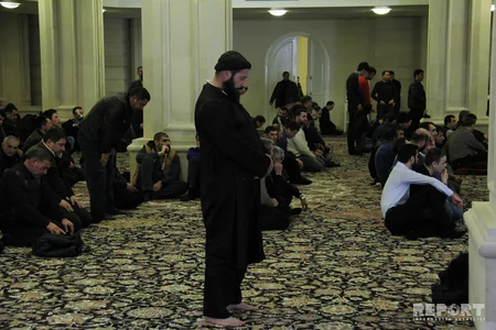 ​Heydər məscidində növbəti vəhdət namazı qılınıb, BƏƏ-nin Bakıdakı konsulu namazda iştirak edib - FOTO