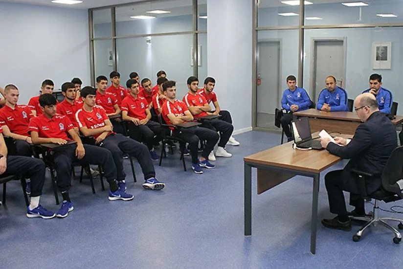 Azərbaycan yığmasının futbolçularına danışılmış oyunlarla bağlı seminar keçirilib