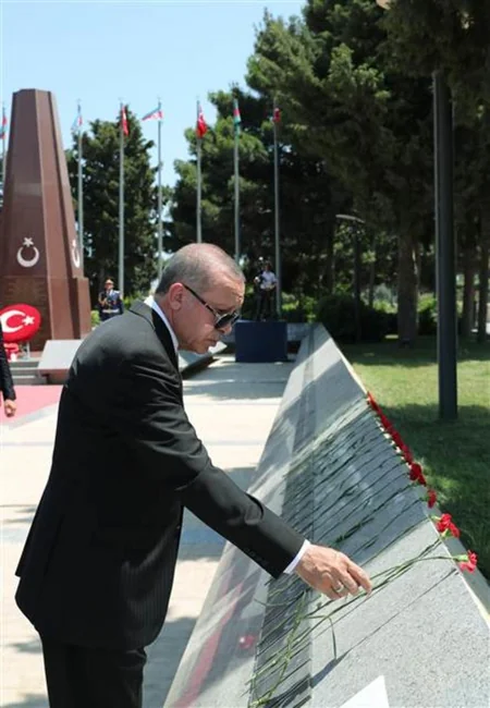Ərdoğan Fəxri xiyabanı və Şəhidlər xiyabanını ziyarət edib