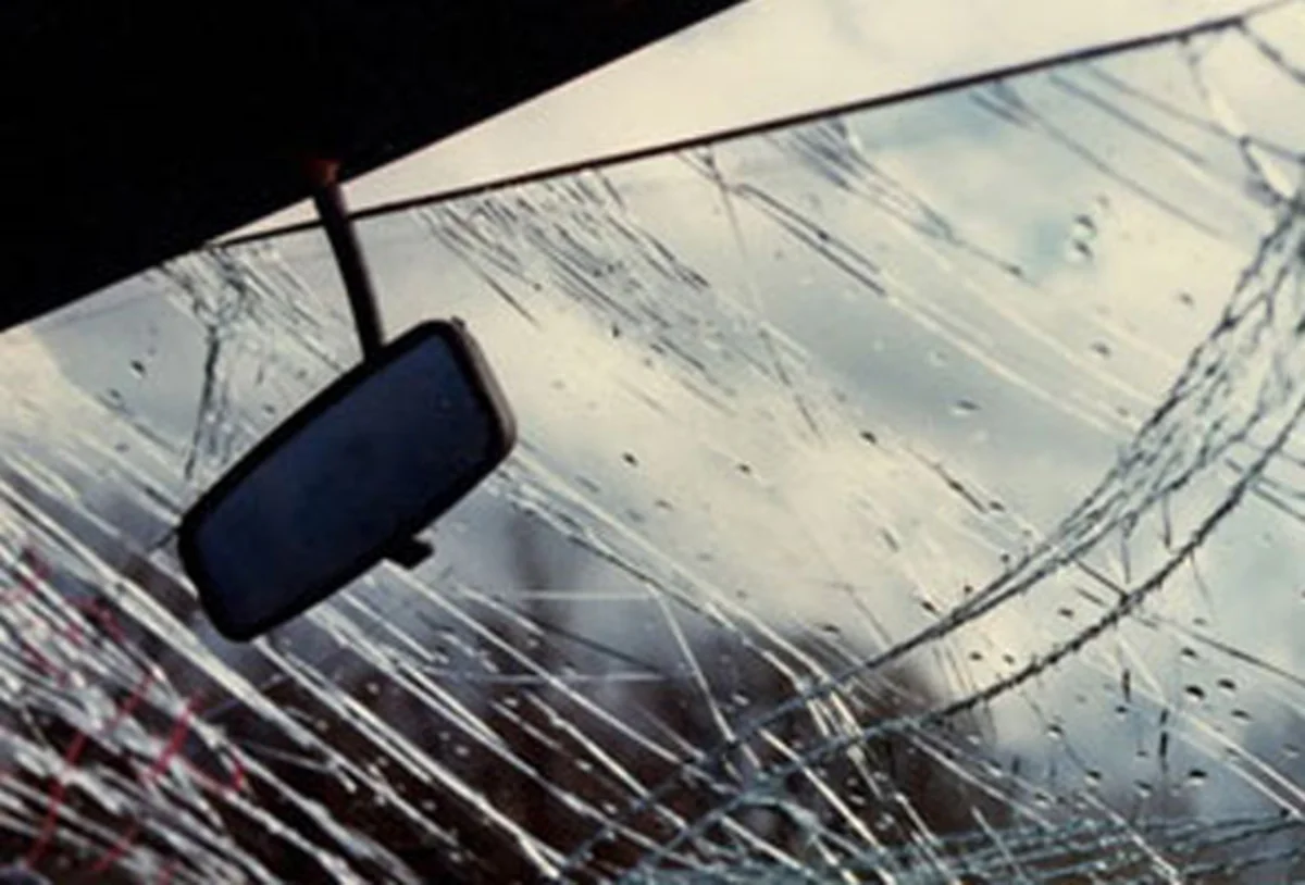 Tovuzda minik avtomobili avtobusla toqquşub: xəsarət alan var