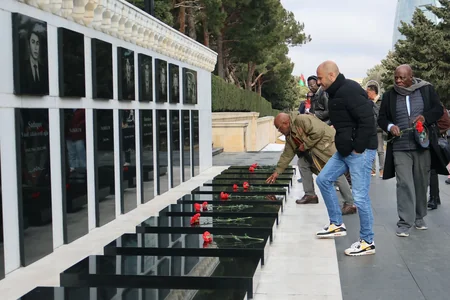 Fransa müstəmləkəsi altında olan ərazilərdən olan media nümayəndələri Şəhidlər xiyabanını ziyarət ediblər