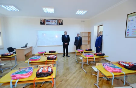 Azərbaycan Prezidenti 12 nömrəli orta məktəb üçün tikilən yeni tədris korpusunda yaradılan şəraitlə tanış olub