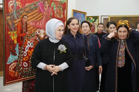 Mehriban Əliyeva Türkmənbaşı şəhərində təsviri və dekorativ sənət əsərlərindən ibarət sərgilərlə tanış olub