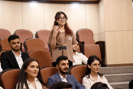 Rövşən Nəcəf SOCAR-a işə qəbul olunan BANM-ın 31 məzunu ilə görüşüb