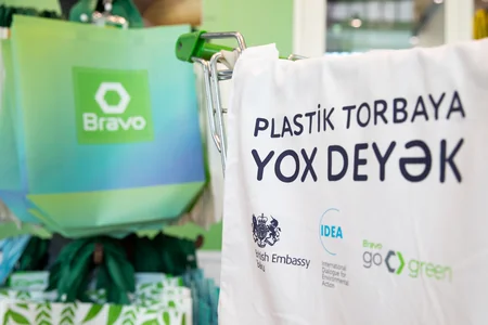 Plastiksiz iyul hərəkatı çərçivəsində alıcılara eko-çantalar paylanılıb