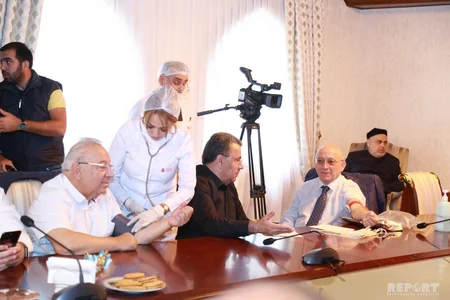 Allahşükür Paşazadə Aşura günü ilə bağlı qan verib - FOTO