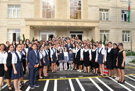 ​Prezident İlham Əliyev 148 nömrəli tam orta məktəbdə yenidənqurma işlərindən sonra yaradılan şəraitlə tanış olub