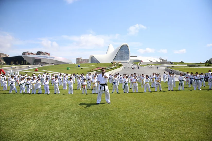 Heydər Əliyev Mərkəzinin parkında karate dərsi keçirilib