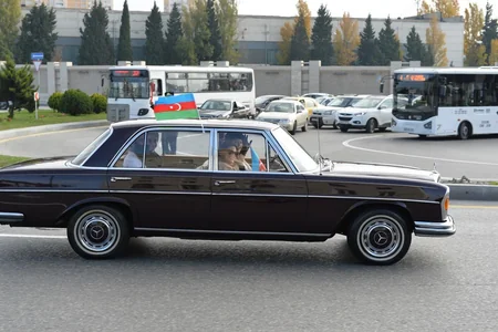Bakıda Dövlət Bayrağı Günü münasibətilə klassik avtomobillərin paradı keçirilib - FOTOREPORTAJ
