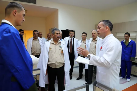 Zakir Həsənov hərbi hospitalda müayinə və müalicə olunan hərbçilərlə bağlı tapşırıqlar verib