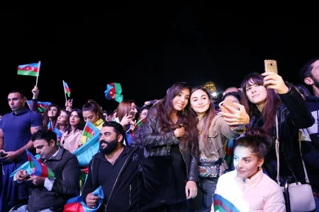 Heydər Əliyev Mərkəzinin parkında Müstəqillik Günü münasibətilə konsert olub