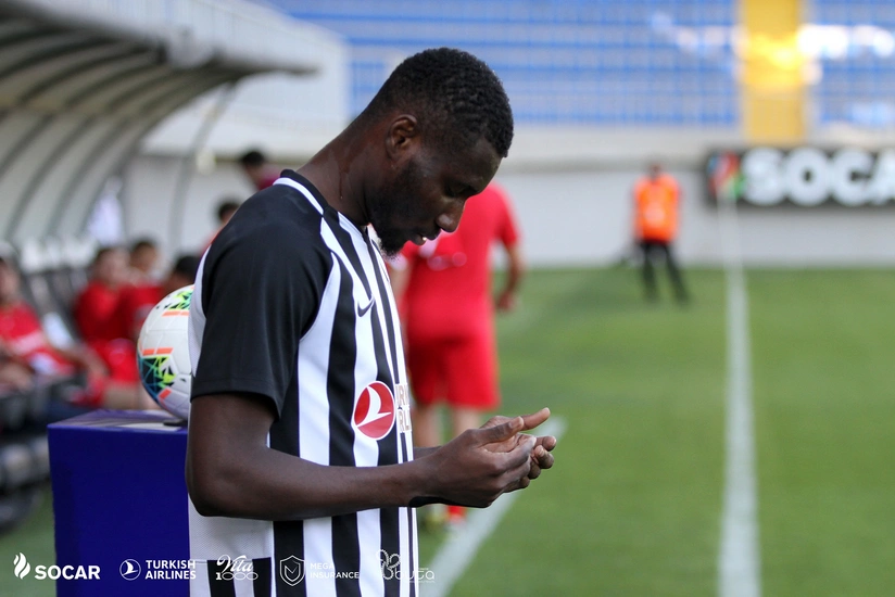 Neftçinin legioneri Liverpul və Romanın futbolçuları ilə bir arada