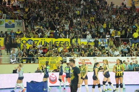 ​Fənərbağça - Qalatasaray matçından öncə azarkeşlər arasında toqquşma baş verib