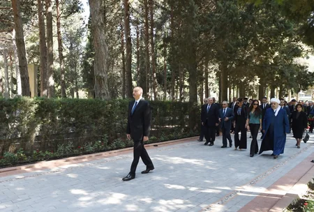 Azərbaycan Prezidenti Ümummilli Lider Heydər Əliyevin məzarını ziyarət edib