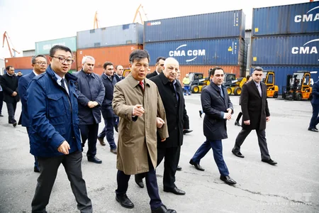 Çin hökuməti Bakı Beynəlxalq Dəniz Ticarət Limanına yeni avadanlıq təqdim edib