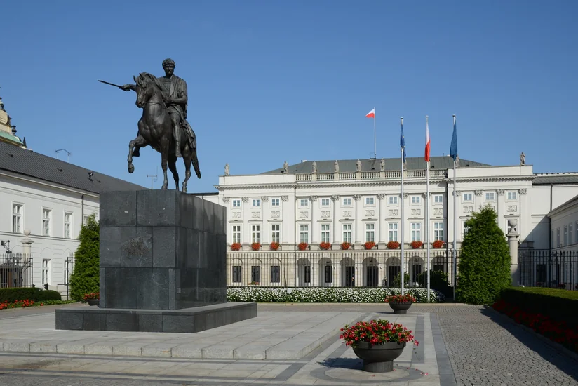 KİV: Polşa Müdafiə Nazirliyinin rəsmi nümayəndəsi klubdakı şənlikdən sonra vəzifəsindən qovulub