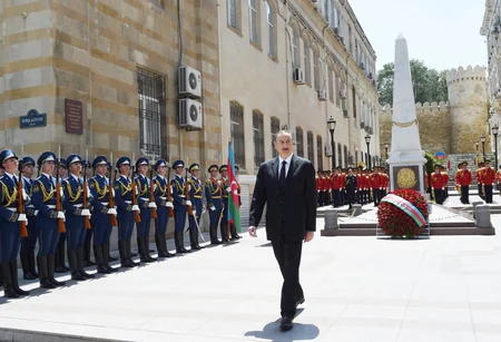​Prezident İlham Əliyev Azərbaycan Xalq Cümhuriyyətinin şərəfinə ucaldılmış abidəni ziyarət edib