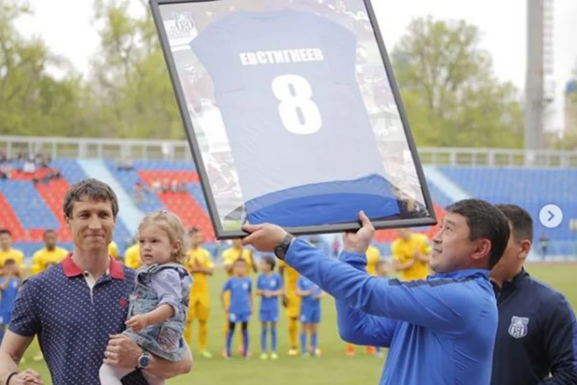Qazaxıstan millisinin Azərbaycanla oyunda debüt etmiş futbolçusu karyerasını bitirib - VİDEO