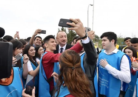 Prezident İlham Əliyev ulu öndər Heydər Əliyevin doğum gününə həsr olunan ağacəkmə aksiyasında iştirak edib - YENİLƏNİB