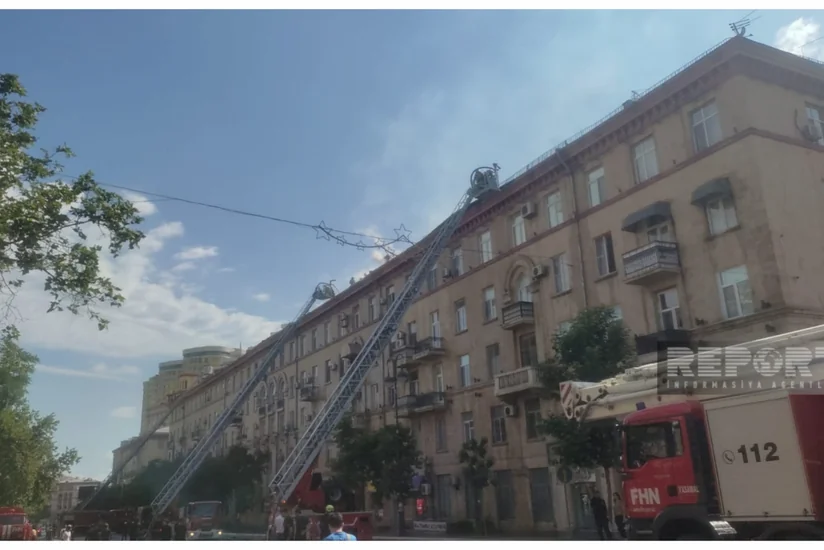 Пожар на крыше жилого здания в Баку полностью потушен