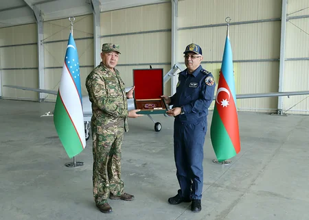 Özbəkistanın müdafiə naziri Azərbaycanda hərbi hissələri ziyarət edib