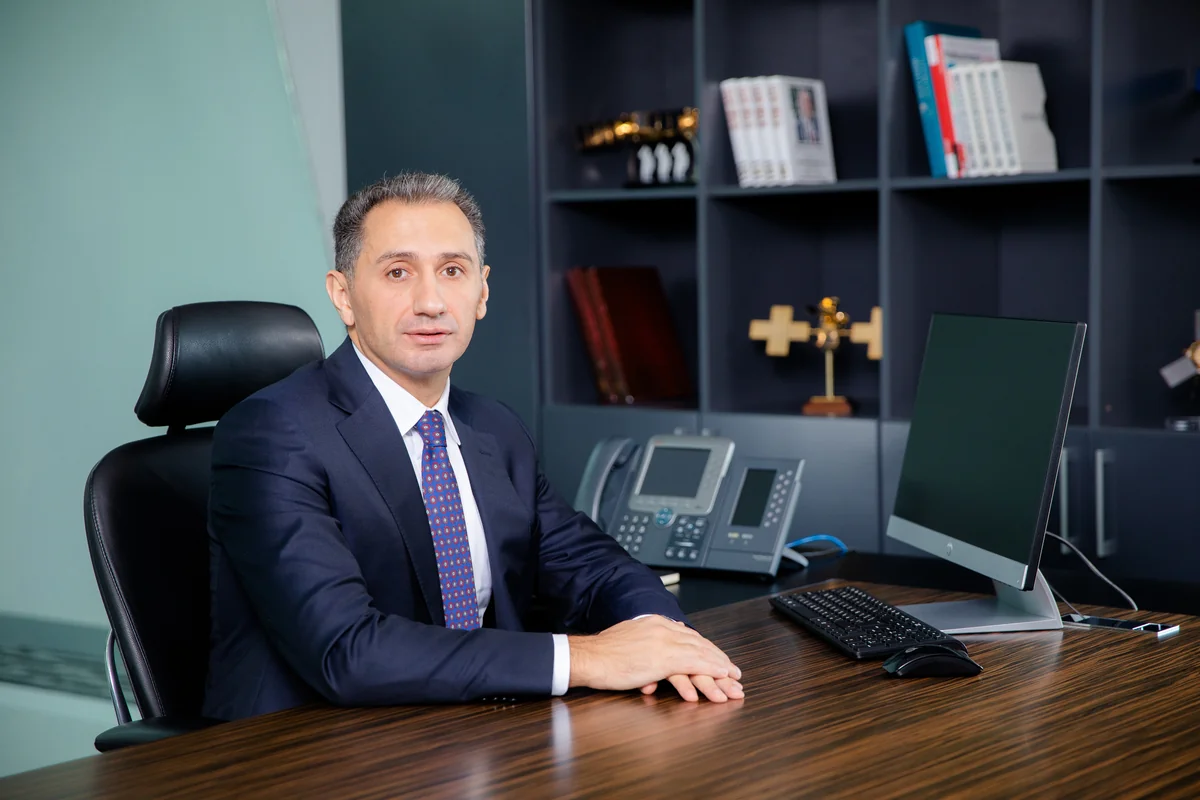Prezidentin köməkçisi yeni naziri kollektivə təqdim edib