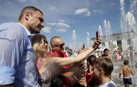 ​Kiyev meri fəvvarədə çimib - VİDEO