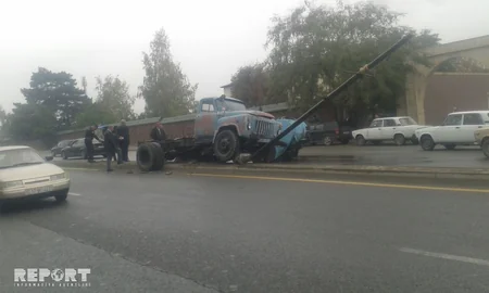 Quba rayonunda su daşıyan avtomobil qəza törədib - FOTO