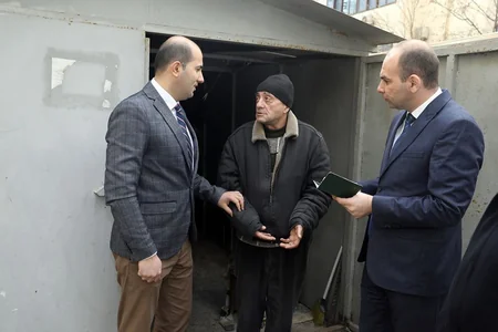 Küçədə qalan Bakı sakini sığınacağa yerləşdirildi - FOTO