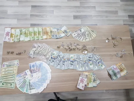 Bakıdan Daşkəndə gizlicə 14 brilyant dəst və yarım kiloqram qızıl aparan şəxslər saxlanılıb