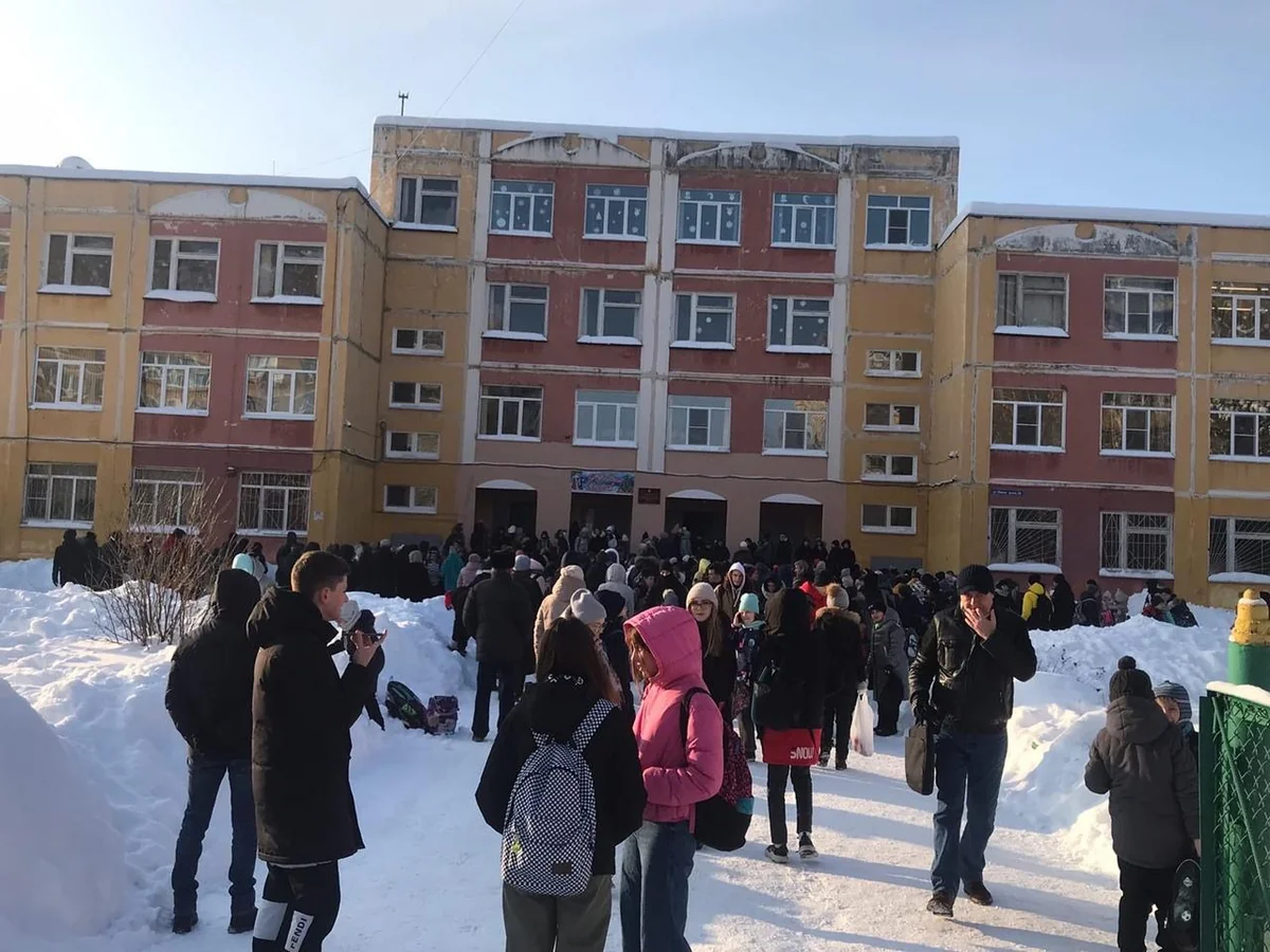 В Самаре 800 человек эвакуировали из школы