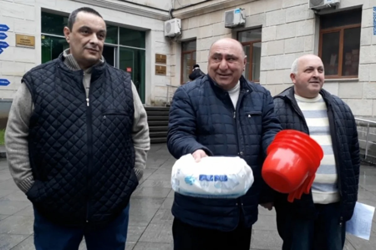 Gürcüstanda şəhər meriyasının qarşısında “uşaq bezi” aksiyası keçirilib