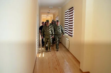 Müdafiə naziri cəbhəboyu zonada yeni tikilən hərbi şəhərcikdəki inşa işlərinin gedişatını yoxlayıb