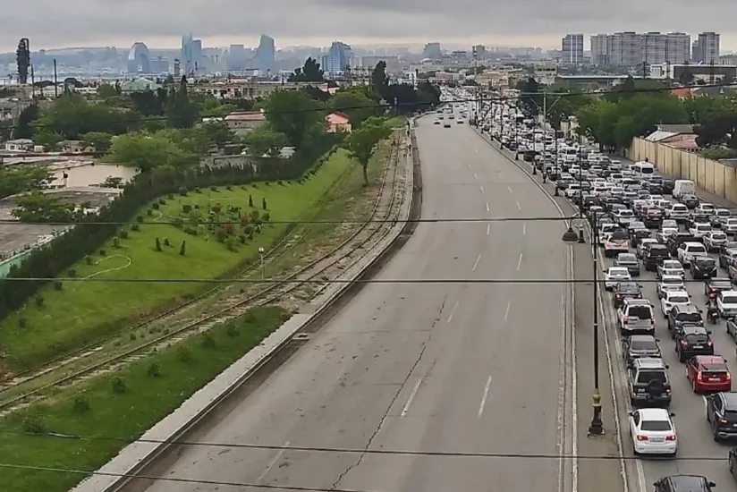 Bakının bir sıra yollarında tıxac yaranıb