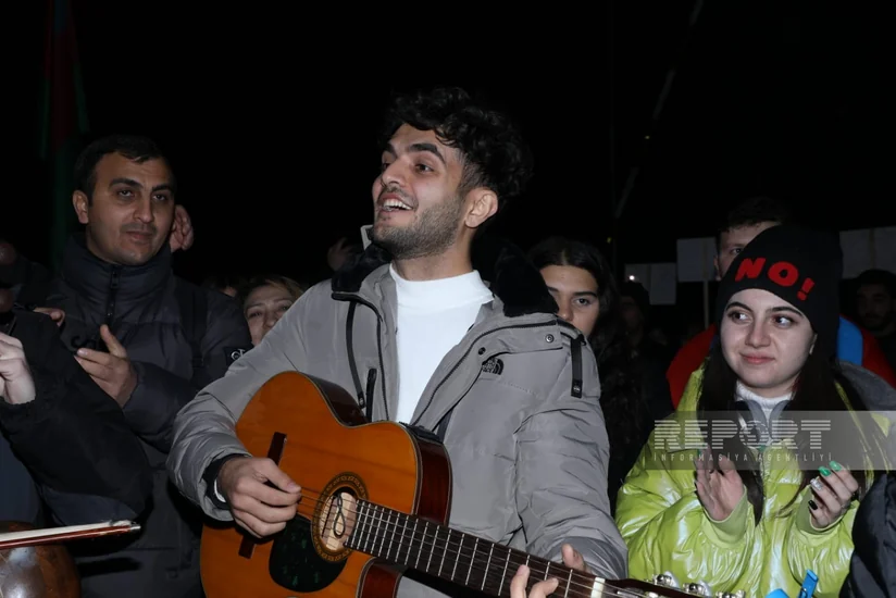 На дороге Ханкенди-Лачын участники акции поют патриотические песни