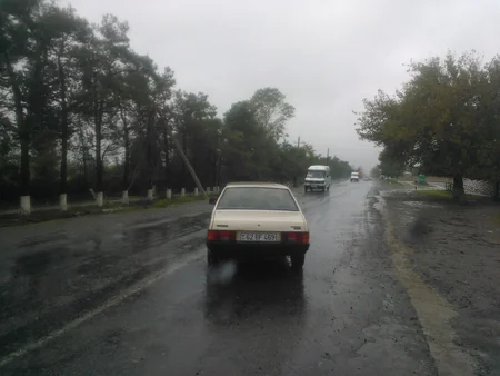 Balakəndə 4 beton elektrik dirəyi magistral yola aşıb, elektrik enerjisinin verilməsində məhdudiyyətlər yaranıb