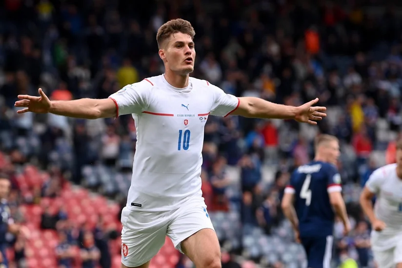 AVRO-2020: Çexiyalı hücumçu meydanın mərkəzindən qol vurdu